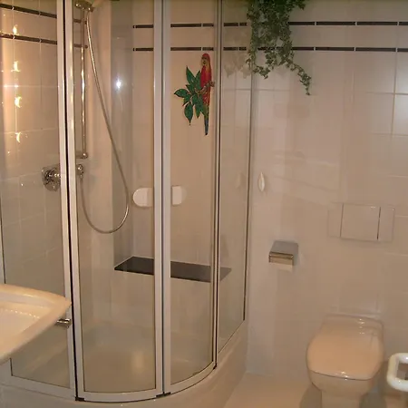 ゲストハウス カフェ ペンション ヴァルデスル 3*